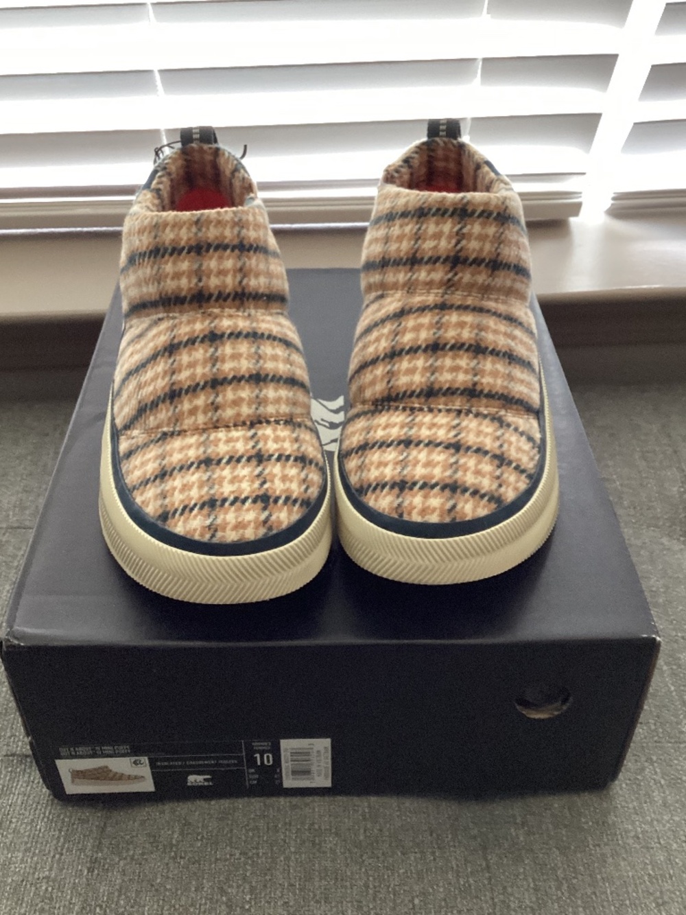 Sorel Women's Out N About IV Mini Puffy Boots, size 10